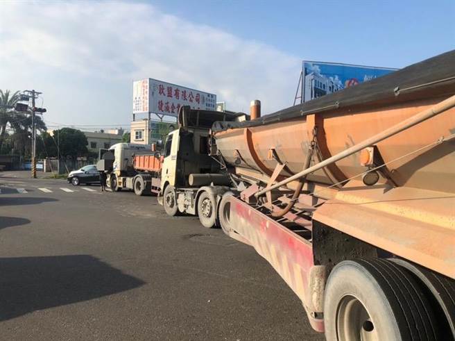 大寮区凤林二路与市道188路口有车祸发生。（翻摄照片／高雄洪靖宜传真）