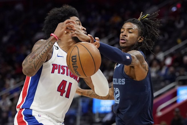 莫兰特(右)伸手把萨迪贝手上的球拨掉。(美联社)