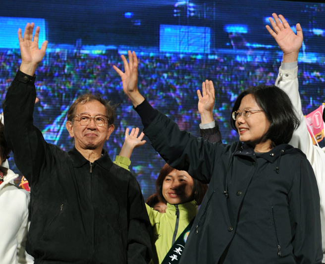 图为前中研院长李远哲（左）、蔡英文（右）。（资料照／刘宗龙摄）