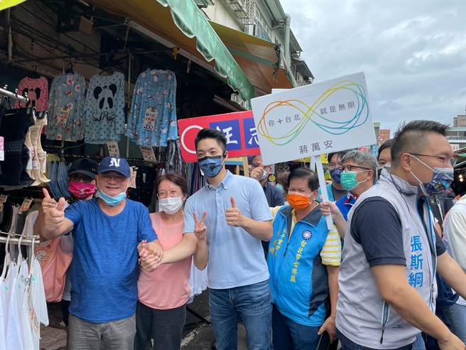 國民黨台北市長參選人蔣萬安今天到社子市場掃街。（楊亞璇攝）