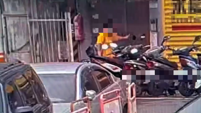 陈男经整天的反覆洗胃，目前仍无法制作笔录。（陈鸿伟翻摄）