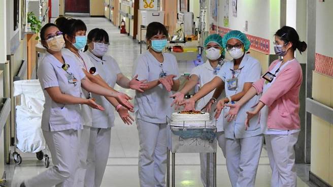 收到病人重生蛋糕，护理长陈玉玲(中)高兴之余说，对待化疗病患更要多一点细心和体谅。（部东医院提供／蔡旻妤台东传真）