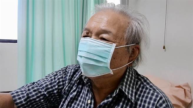 早年班机爆胎歷劫加上看尽中东酷刑，林先生已能体会与病共存的乐观心态。（部东医院提供／蔡旻妤台东传真）