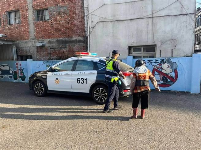 云林县东势分驻所员警把路边等候许久的老阿嬷载回家。（台西分局提供）