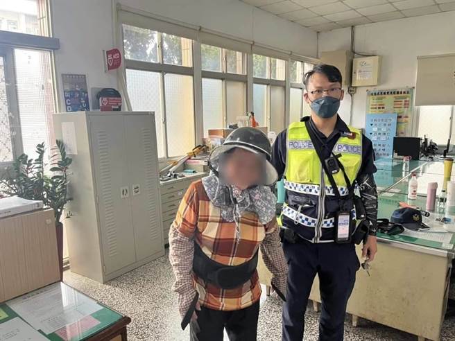 云林县东势分驻所员警把路边等候许久的老阿嬷载回家。（台西分局提供）