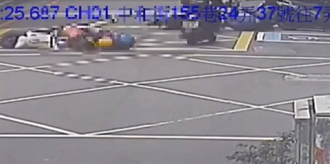 监视器拍到卢女第一次事故的经过。（警方提供）