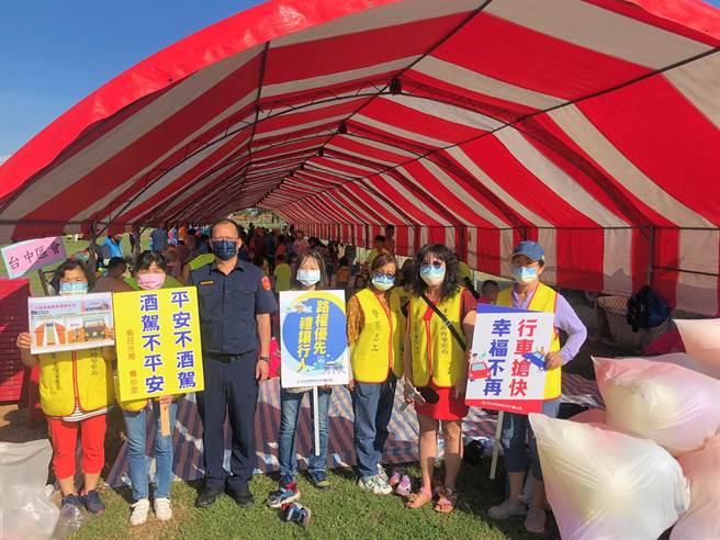 日前乌日警分局丽水派出所受邀参加原民活动，在活动场内设摊宣传反贿选及反酒驾，吁民眾共同守护台湾民主。（乌日警分局提供／潘虹恩台中传真）