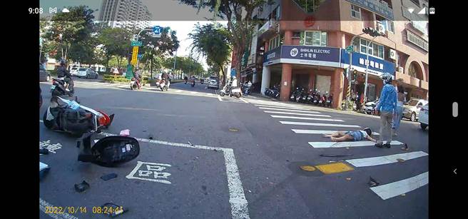 高雄三民区今日上午惊传车祸，造成女骑士王女多根肋骨断裂，撞击当下倒地不起，所幸送医无大碍，详细肇事原因仍待厘清。（摘自高雄大小事）