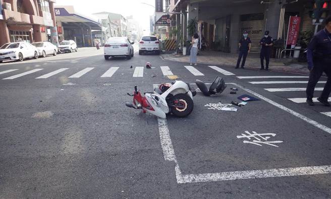 事故现场王女机车全毁，傅女则是汽车右车门毁损。（翻摄照片／崔正纲高雄传真）