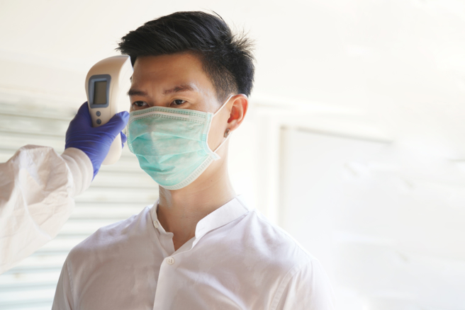 他看到新Apple watch 一數值狂飆，緊急快篩結果確診了。（圖／shutterstock）