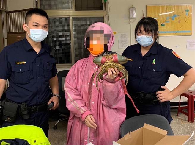 基隆市警方协助民眾找到走失的大沙公「蟹老板」，失主非常感谢协寻的民眾及警方。（基隆市警察局提供／张志康基隆传真）