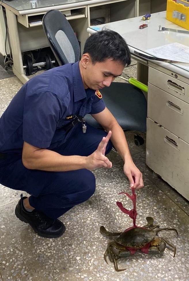 基隆市警方协助民眾找到走失的大沙公「蟹老板」，失主非常感谢协寻的民眾及警方。（基隆市警察局提供／张志康基隆传真）