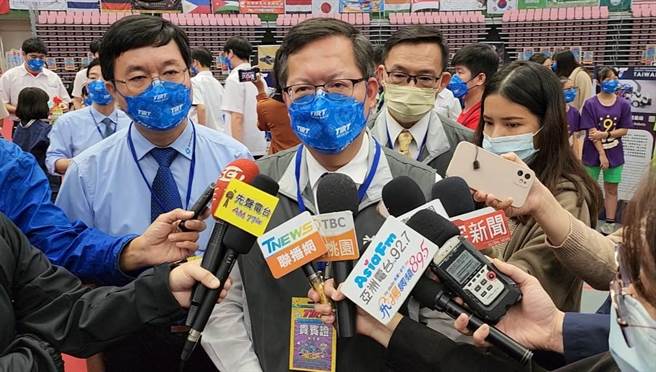 桃园市长选战传蓝绿互拔桩，市长郑文灿认为该说法太夸大，每次选举的组合都不尽相同，民进党採取的竞选主轴是要用最大的包容性组成「桃园队」，跨越蓝绿界线。（陈梦茹摄）