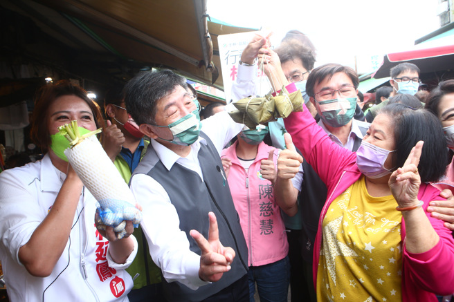 民進黨台北市長參選人陳時中14日到社子市場掃街拜票，受到民眾熱情支持。（鄧博仁攝）