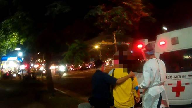 警消搀扶刘男上救护车前往医院治疗。（翻摄照片／林郁平）