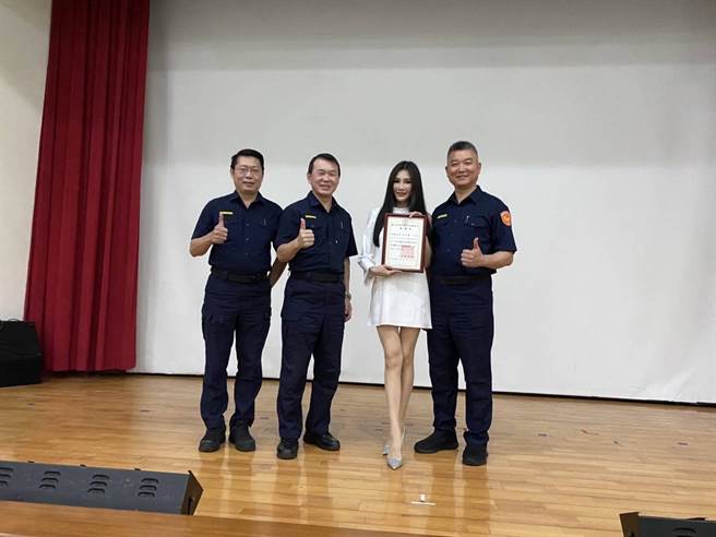 南港分局长陈金城特别邀请艺人吴玟萱亲身宣导防诈。（翻摄照片／林郁平）