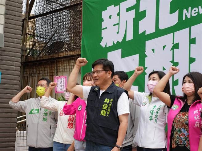 针对新北市长侯友宜则表态支持局处首长发新闻稿的行为，民进党新北市长参选人林佳龙14日再批，政治可以很低俗也可以很高贵，侯市长口口声声讲一套，「但事实上做的就是另外一套」。(黄敬文摄)