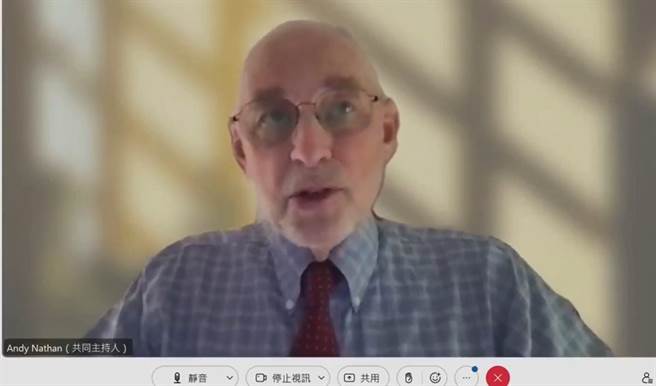 中研院社会所14日举行《锐实力制造机》新书出版座谈会，该书主编之一、美国哥伦比亚大学政治学系讲座教授黎安友(Andrew J. Nathan)视讯与会。(陈君硕翻摄)