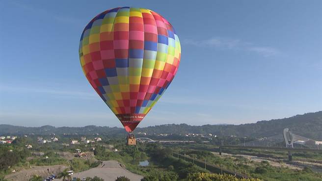 蔡黄汝、峮峮、王仁甫体验搭乘热气球。（中视提供）