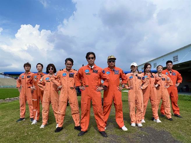 《飢饿游戏》艺人们到台中验轻航机。（中视提供）