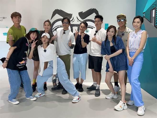  廖科溢（左起）、峮峮、蔡黄汝、贝童彤、孙协志、江国宾、许孟哲、Una、王仁甫、康茵茵上《飢饿游戏》玩游戏闯关。（中视提供）