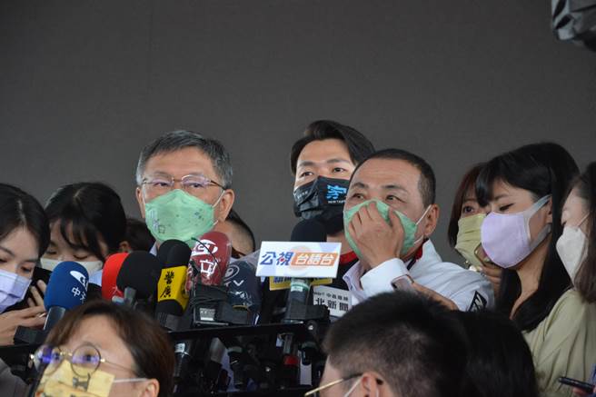 民进党台北市长参选人陈时中昨日接受媒体专访，坦言若再有一次疫情，他不会接任指挥官。对此，台北市长柯文哲今大笑回应，不能当时享受光环，然后再说好后悔，人活在世界上，权利义务都相对的。（蔡雯如摄）