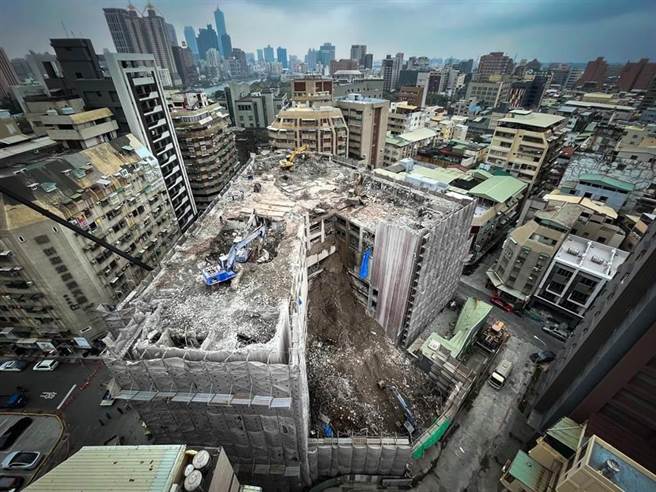 城中城2021年10月遭人纵火、夺46命后，原建物遭判定危楼拆除。（高市工务局提供／袁庭尧高雄传真）