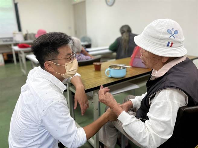 民進黨新竹縣長參選人周江杰（左）提出青銀共廚理念。（周江杰團隊提供／邱立雅竹縣傳真）