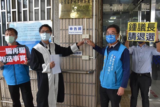 国民党提名苗栗县长参选人谢福弘14日上午赴苗栗地检署控告锺东锦竞总执行长徐廷琮涉嫌违反选罢法。（谢明俊摄）