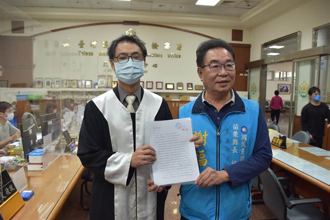 国民党提名苗栗县长参选人谢福弘14日上午赴苗栗地检署控告锺东锦竞总执行长徐廷琮涉嫌违反选罢法。（谢明俊摄）