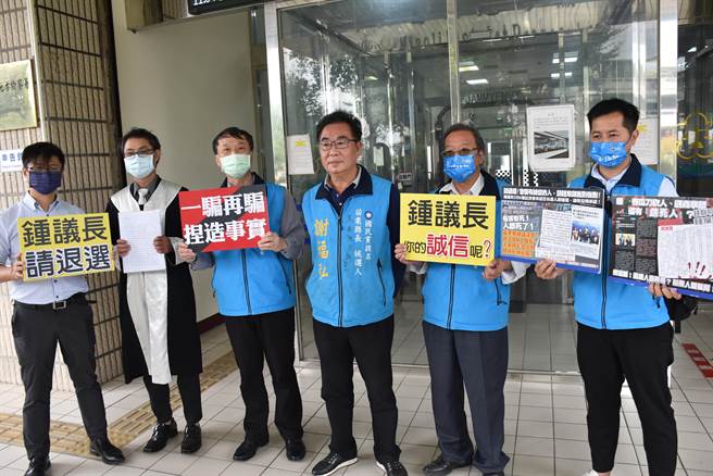 国民党提名苗栗县长参选人谢福弘14日上午赴苗栗地检署控告锺东锦竞总执行长徐廷琮涉嫌违反选罢法。（谢明俊摄）