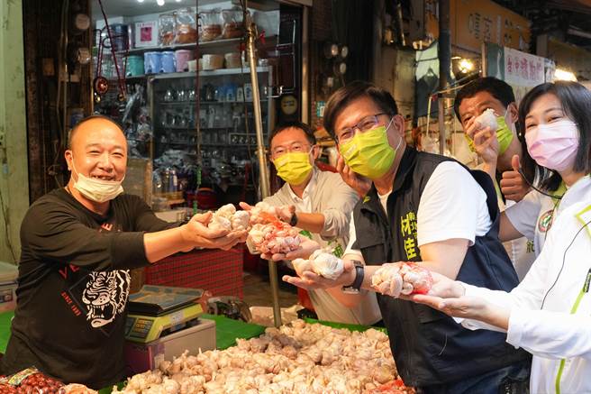 民進黨新北市長參選人林佳龍14日早上前先往參加蘆洲區競選總部成立大會，接著再前往蘆洲市場掃街，現場氣氛相當熱絡，不僅購物民眾爭相握手合照，更有攤商贈送蔥蒜高喊「凍蒜」。(黃敬文攝)