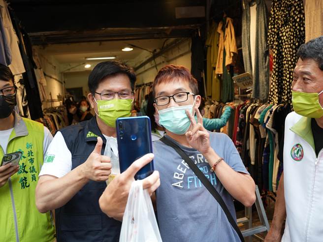 買菜民眾爭相與林佳龍合照。(黃敬文攝)