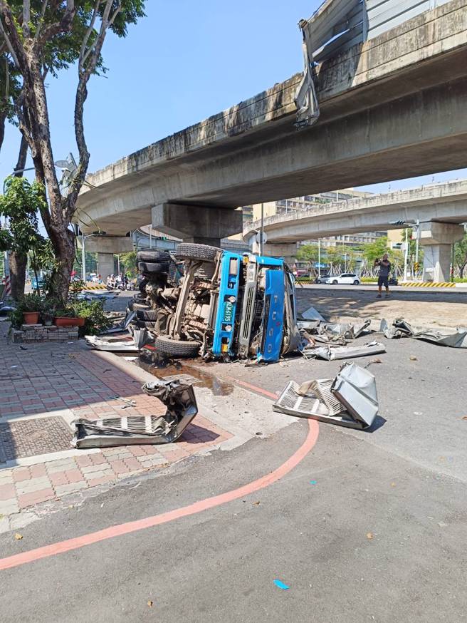 一辆水泥预拌车衝出高架桥，摔两层楼深地面成废铁。(翻摄记者爆料网/网友肝铁人提供)