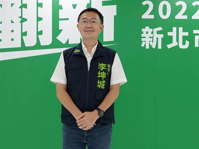 民进党新北市长参选人林佳龙发言人李坤城回批，新北市长侯友宜过河拆桥、翻脸比翻书还快，究竟谁才是真的在「割稻尾」？选民自有公断。（陈慰慈摄）
