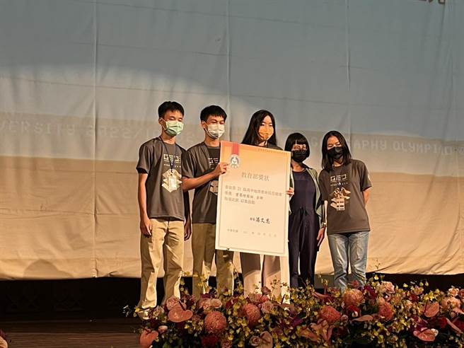 林郁珊、李知颖以「来去藏水—马岗海女文化地图」荣获「实察绘图组」金牌。（康桥提供／李奇叡新北传真）