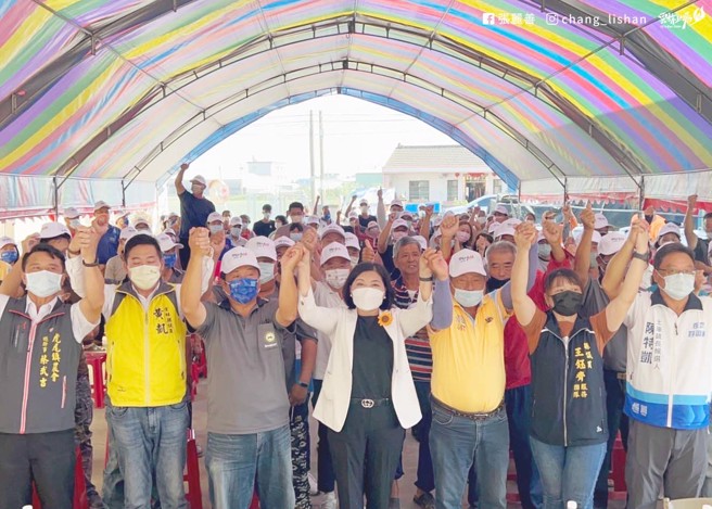 張麗善參加雲林縣水稻育苗協會農機耕共組的後援會。(取自張麗善臉書)