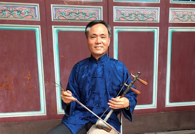 文化局强调，吴明生拉奏乐器至今仍坚持使用传统「丝弦」，并未跟随潮流改用「钢弦」，才让圆润有厚度的传统京胡「老味儿」得以在台湾保存下来。（文化局提供／李奇叡新北传真）