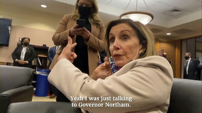 眾议院特别委员会发布的这段影片显示了眾议院议长裴罗西（Nancy Pelosi）当时的维吉尼亚州州长交谈。（美联社）