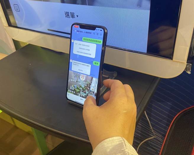 共照云与市联医、心卫中心开发的LINE聊天机器人，是以AI人工智慧辅助对话系统，提供关怀服务、门诊追踪提醒、远距看诊等功能。（杨舒婷摄）
