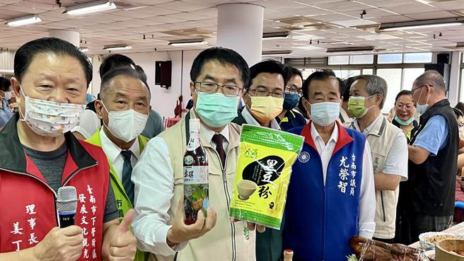 市长黄伟哲（左三）推荐，适逢选举期间，相当适合把台南「下营」的各种特产，送给参选人。（张毓翎摄）