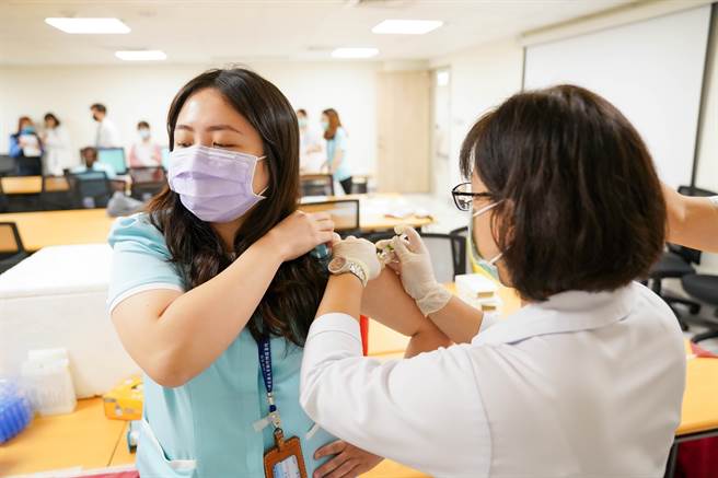 流感的併發症治療不易死亡率高，但可事先預防，醫師建議施打流感疫苗。（中醫大新竹附醫提供／邱立雅竹縣傳真）