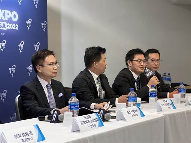 外贸协会董事长黄志芳(左)带领15家台厂组成电动车国家队，直接杀入美国三大车厂所在地底特律拜访洽谈，结束后率同业者在美国召开记者会分享成果。(图／王玉树摄)