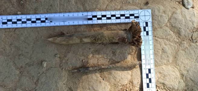 经警方查看，研判该批尖锐物应是早期废弃农牧基桩，非人为蓄意埋设，并已通知大肚区公所检视清理。（乌日警分局提供／潘虹恩台中传真）