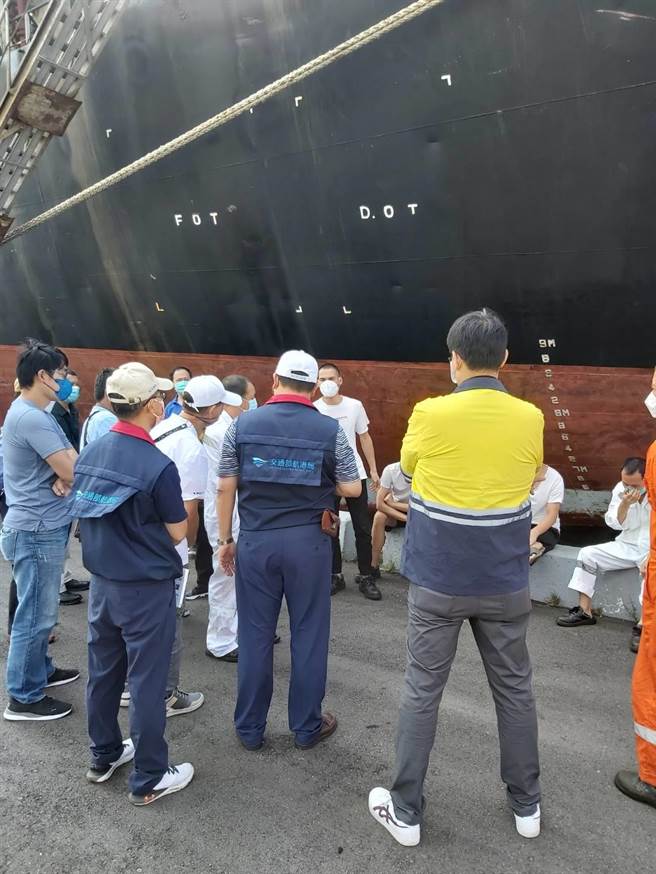 贝里斯籍散货轮UNIPROFIT联利轮原订于14日完成点交，船上16名大陆、印尼籍船员就能返乡，不料却传出点交已取消，船员们返乡之路还得再等等。（翻摄照片／崔正纲高雄传真）