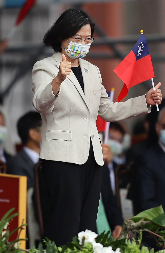 蔡英文总统在10月10日国庆日以「给世界一个更好的台湾─坚韧之岛、韧性国家」发表国庆谈话，却出现低头看稿，或是看左前方和右前方提词机，被网友酸「读稿还会卡词、吃螺丝」，再度掀起读稿的讨论热潮。(摄影/季志翔)