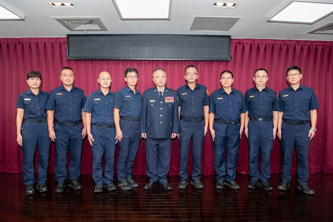 台中市政府警察局日前举行19人授阶仪式，台中市警察局长蔡苍柏（中）亲自为同仁配挂阶级章。（台中市警察局提供／张妍溱台中传真）