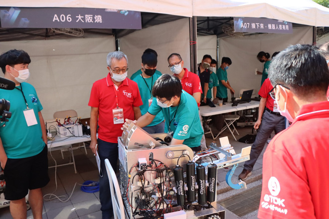 本届TDK杯分别为「自动组」、「遥控组」和「飞行组」三大类组。(照片/教育部提供)