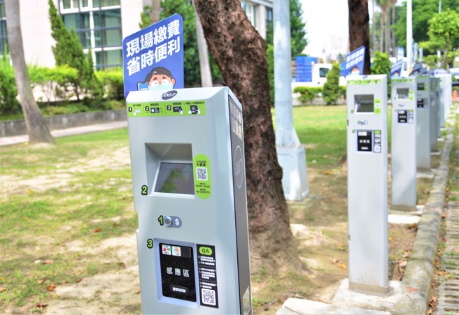 台南市长黄伟哲找来宏碁等科技业者协助，将市区70%的路边停车格与电脑连线，提升格位周转率超过22%，台南市政府也获颁2020智慧城市应用奖。(台南市政府提供)