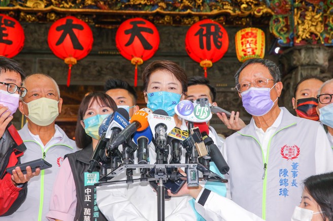 无党籍台北市长参选人黄珊珊（中）14日前往万华参拜广照宫，受访时炮轰对手陈时中自怨自艾，表示自己做副市长以来所有事情一肩扛，绝对不会说自己后悔做过甚么事。（粘耿豪摄）